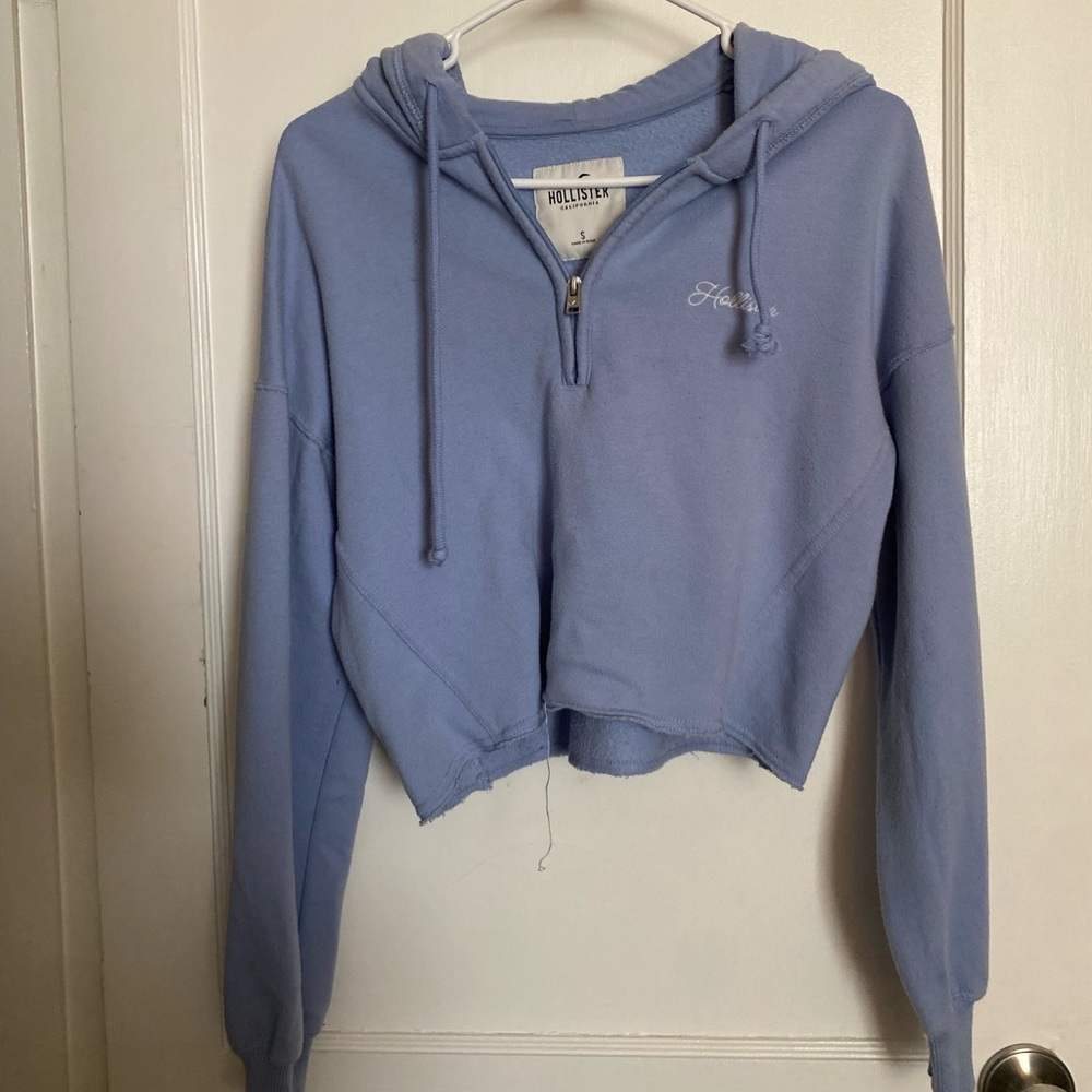 Hollister cropped light blue half zip up sweatshirt, size small